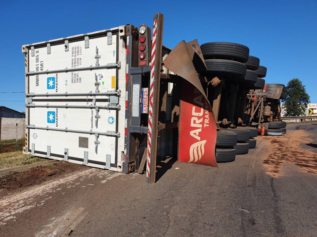 Motorista escapa ileso após carreta tombar no Contorno Norte