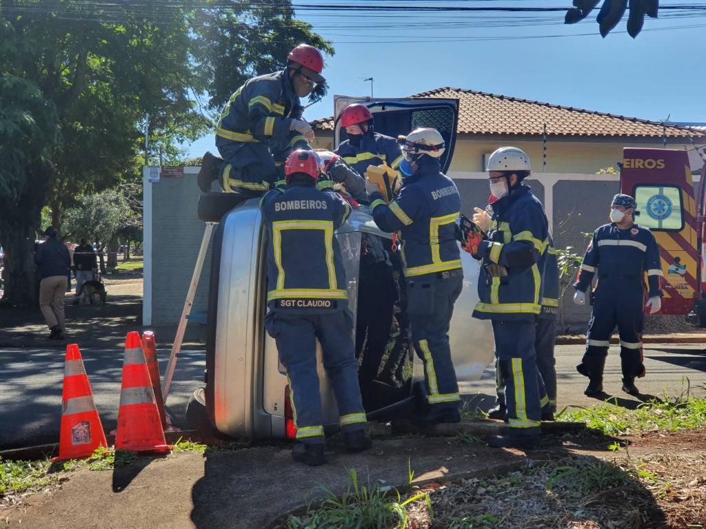 Mulher fica ferida em acidente seguido de tombamento em Maringá