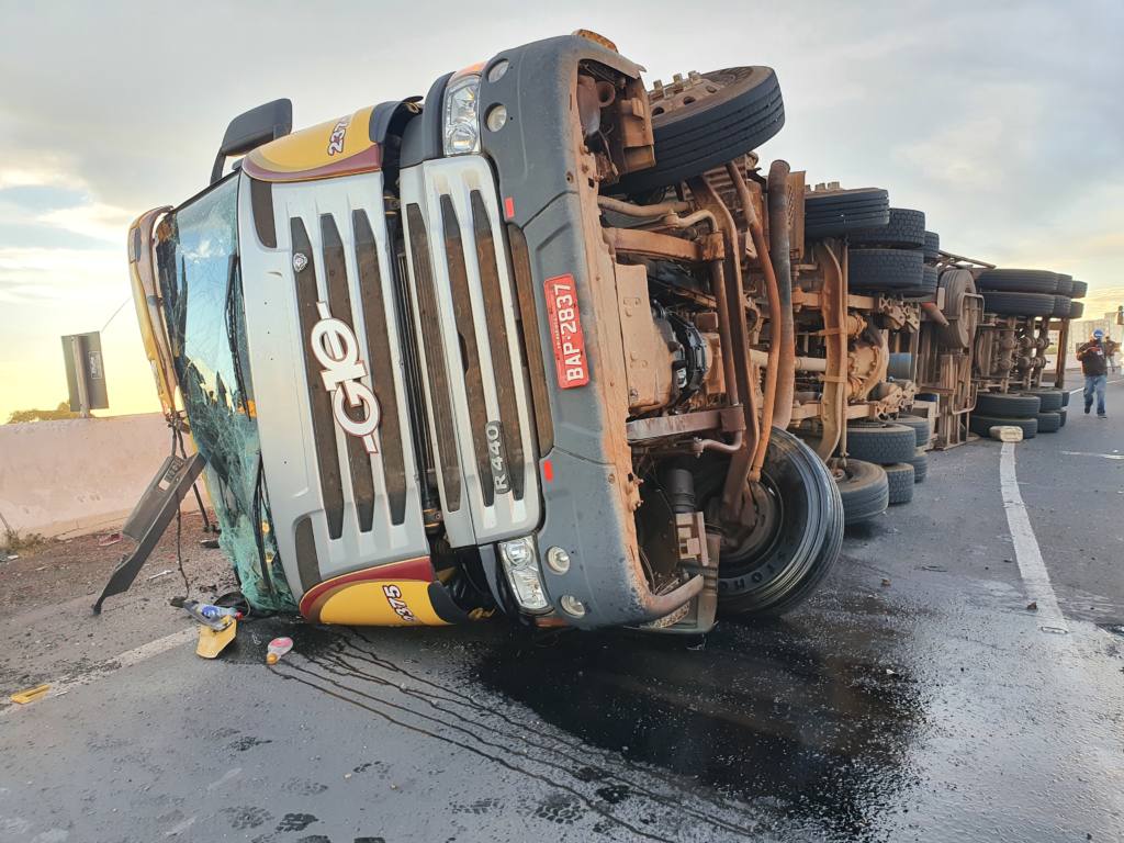 Carreta carregada de semente de milho tomba no Contorno Norte