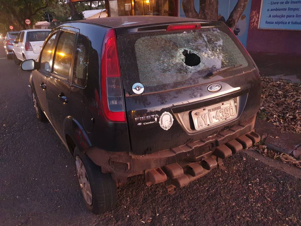 Familiares de adolescente apedrejam carro de mulher após acidente em Maringá