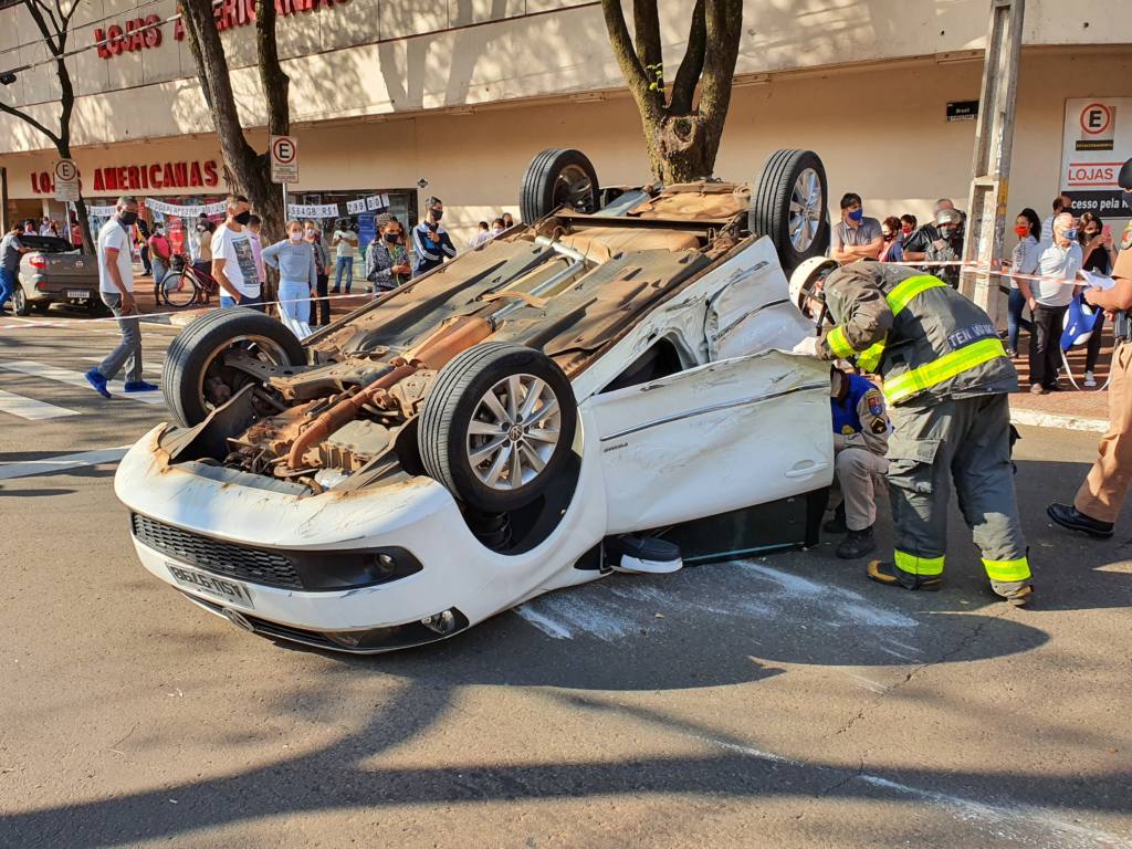 Mulher fica ferida em capotamento no centro de Maringá