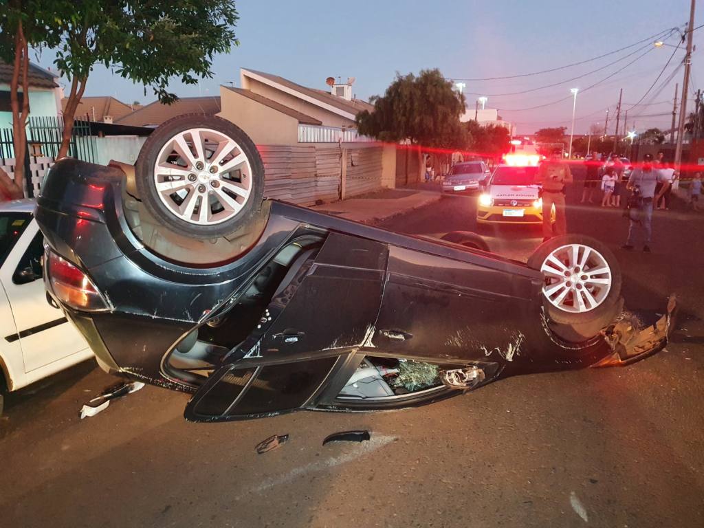 Motorista com suspeita de embriaguez capota veículo em Paiçandu