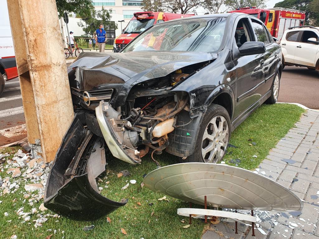 Duas pessoas ficam feridas em acidente na Avenida Guedner