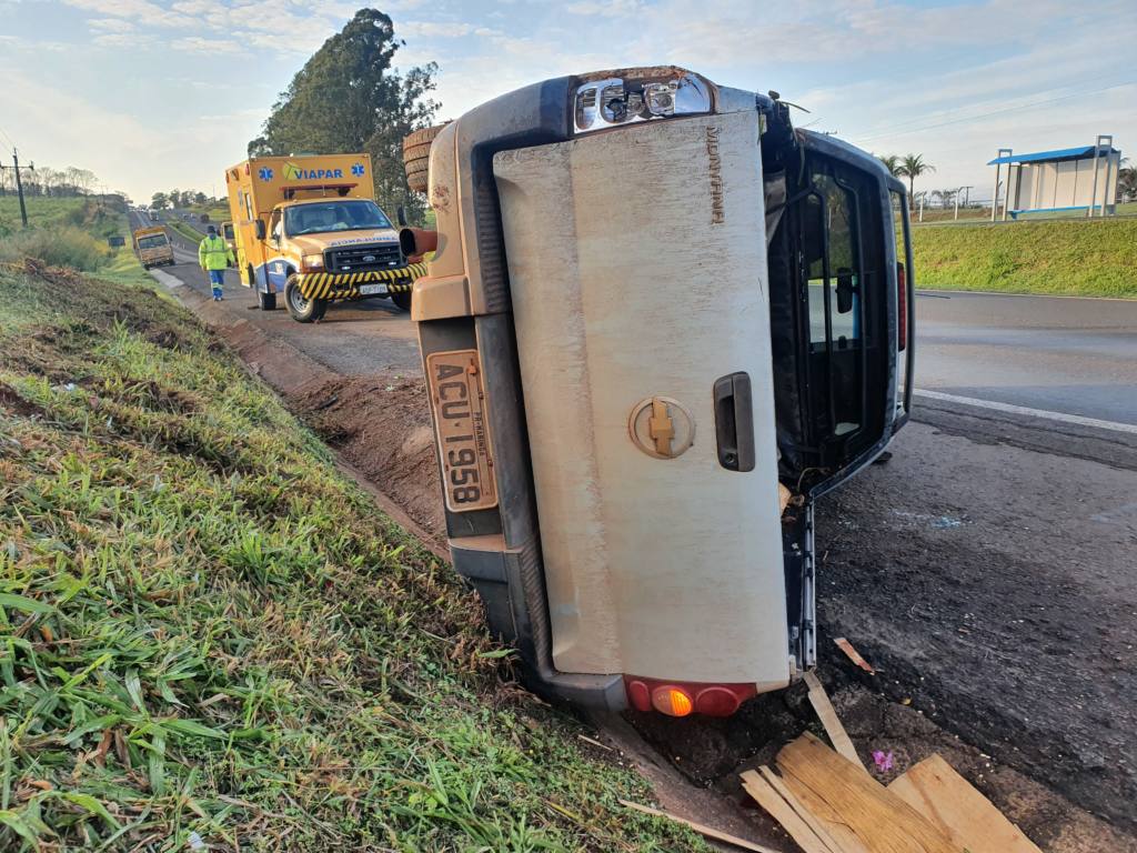 Motorista perde controle de veículo e capota por várias vezes na rodovia BR-376