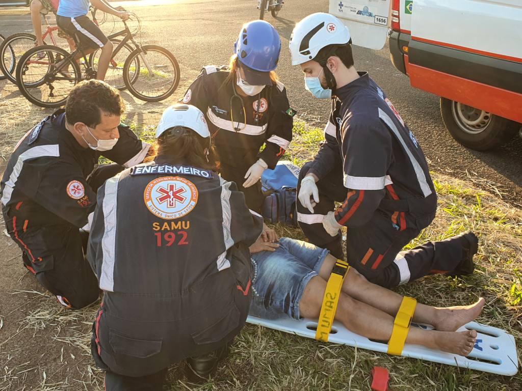 Mulher de 50 anos fica ferida ao bater moto contra poste em Maringá