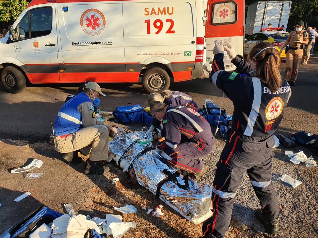 Motociclista tem corpo queimado após colidir contra caminhão