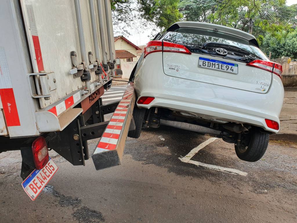 Carro estacionado é atingido por caminhão na Vila Morangueira em Maringá