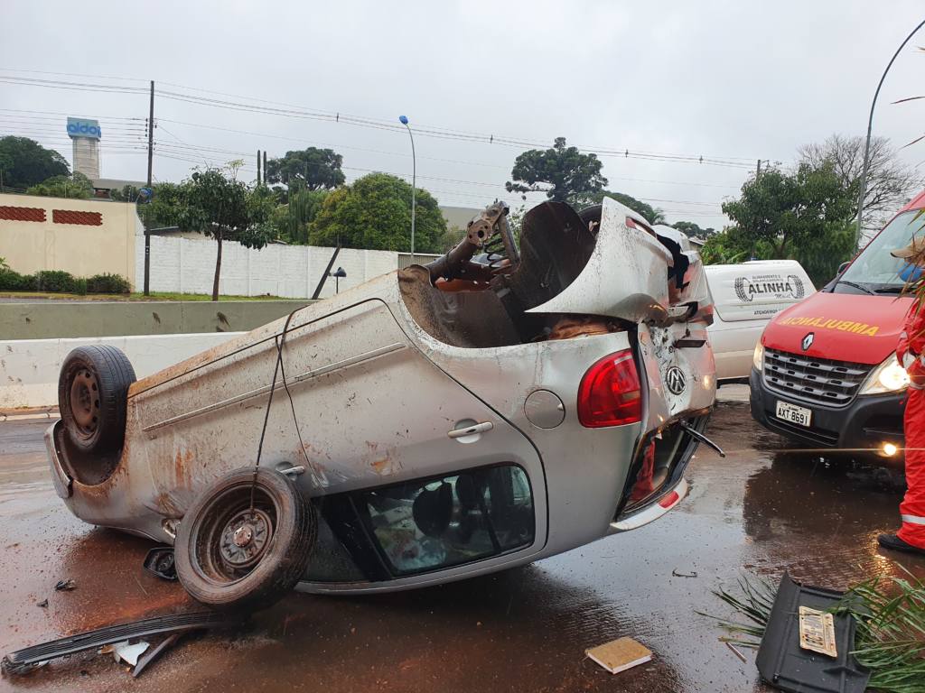 Motorista em alta velocidade capota carro em Maringá