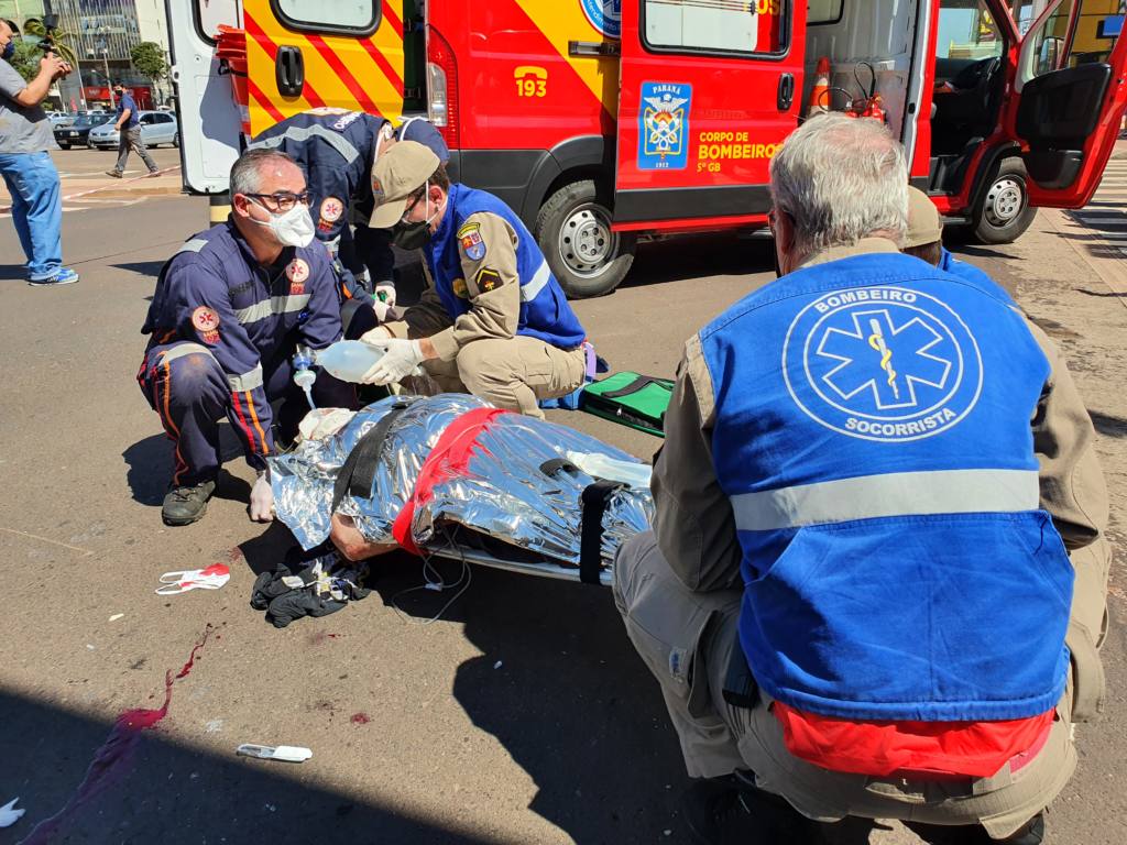 Idosa fica gravemente ferida ao ser atropelada por moto no centro de Maringá