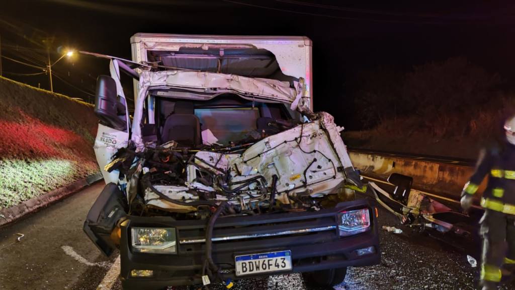 Motorista fica gravemente ferido ao sofrer acidente na rodovia PR-317 em Maringá