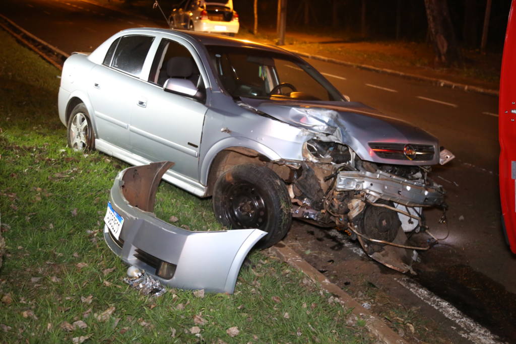 Motorista bate carro em árvore e abandona veículo