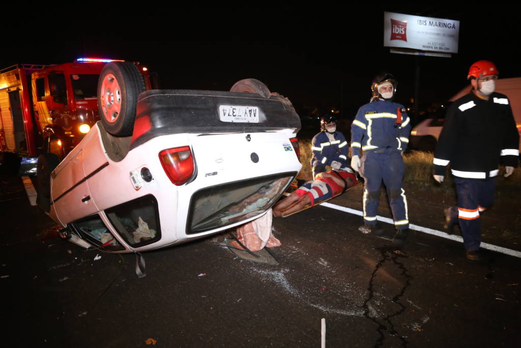 Capotamento na rodovia de Sarandi deixa dois homens feridos