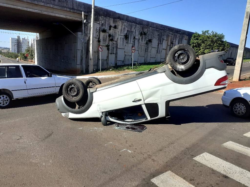 Motorista invade preferencial e causa capotamento no Jardim Alvorada