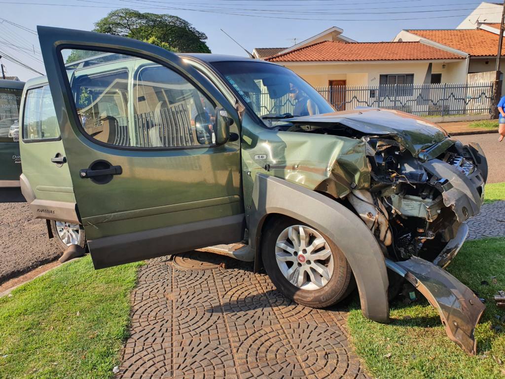 Bebê de 13 dias sobrevive após batida grave entre veículos em Maringá