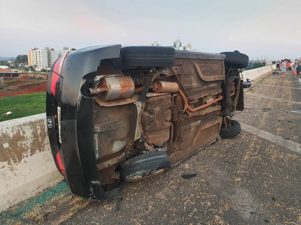 Motorista capota veículo e morre ao despencar do viaduto do Contorno Norte