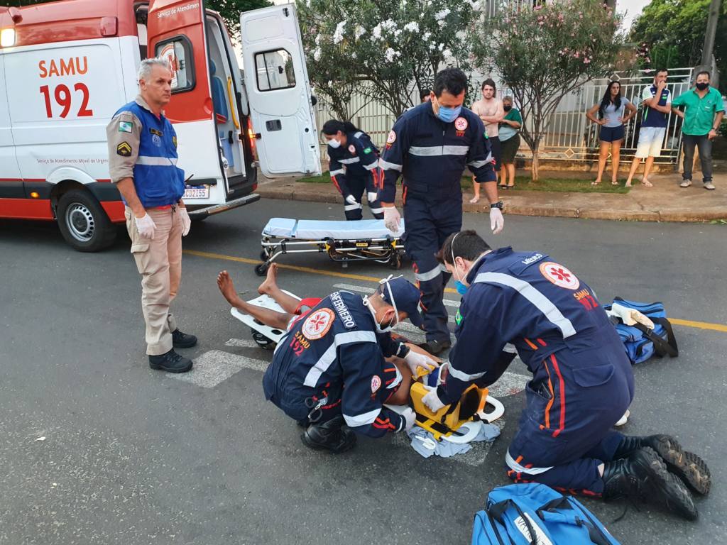 Colisão entre moto e carro deixa jovem ferido em Maringá