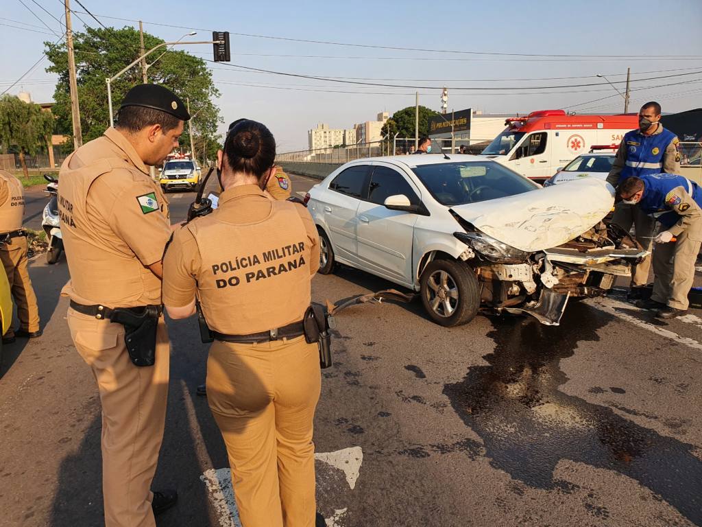 Viatura da Polícia Militar é atingida por outro veículo na Avenida Horácio Racanello