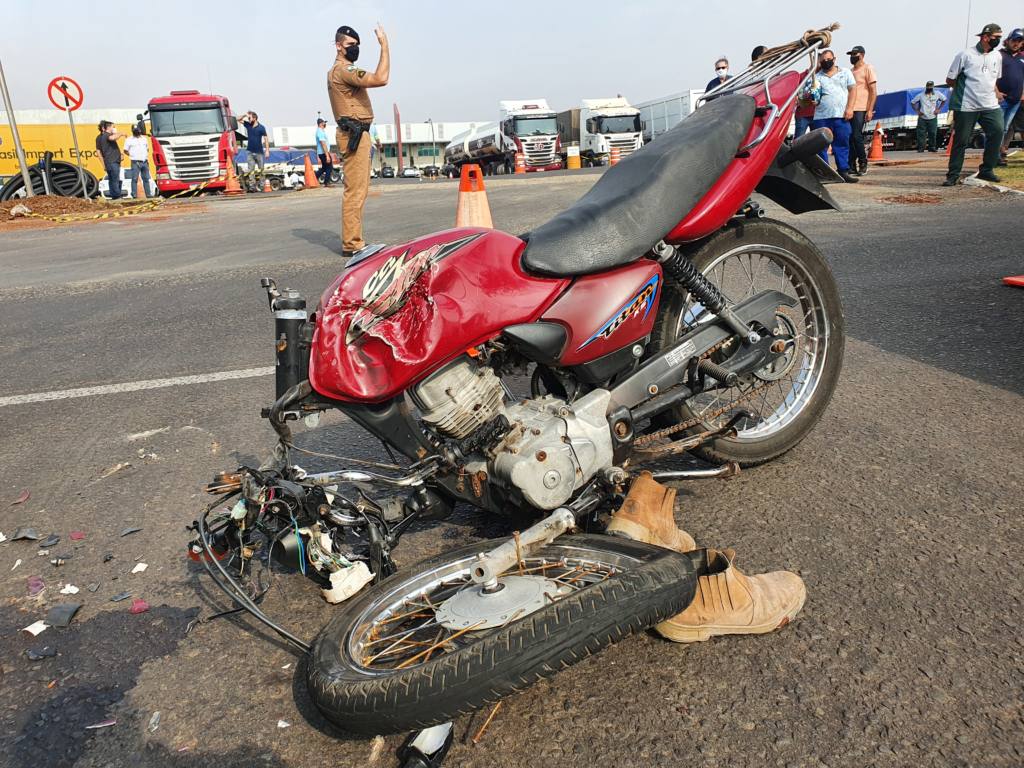 Motociclista fica gravemente ferido em acidente na Avenida Morangueira