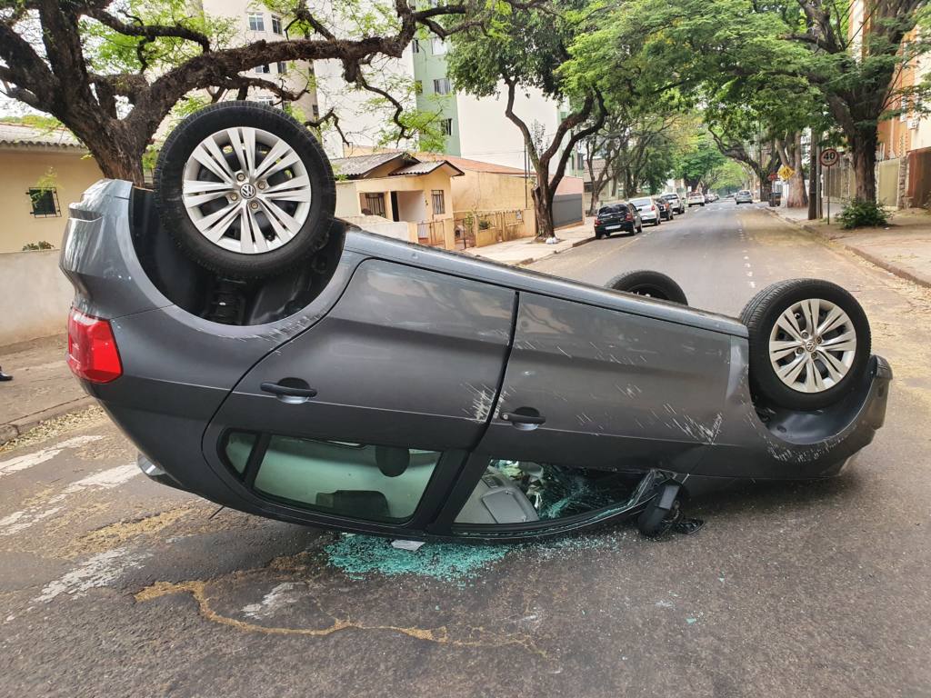 Motorista de Cuiabá invade preferencial e capota veículo em Maringá