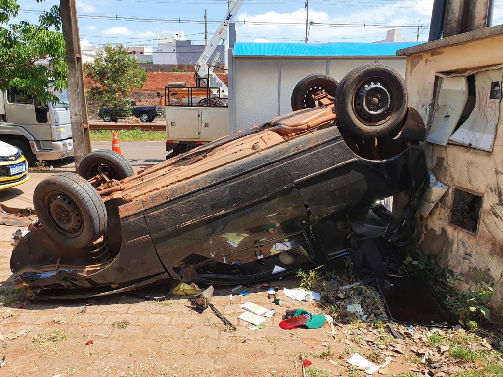 Motorista descontrolado capota veículo e causa grandes prejuízos em Maringá