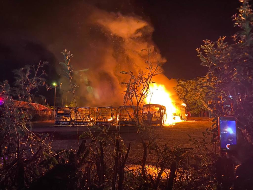 Incêndio destrói ônibus da empresa Cidade Verde em Sarandi