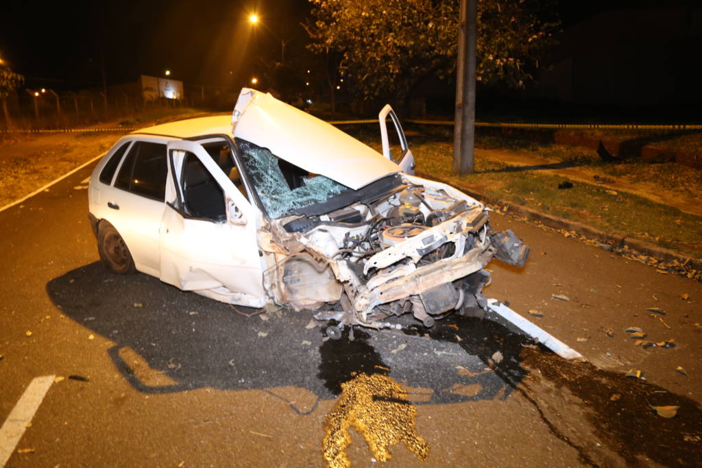 Motorista com sinais de embriaguez ao volante derruba poste em Maringá