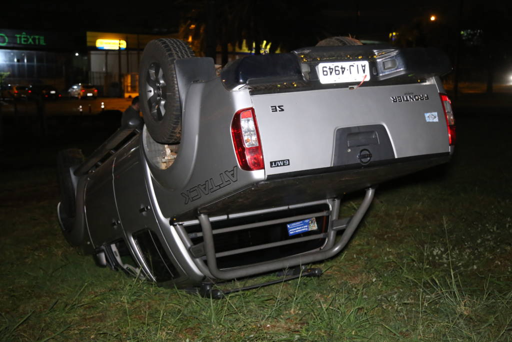 Motorista de Doutor Camargo capota camionete em Maringá