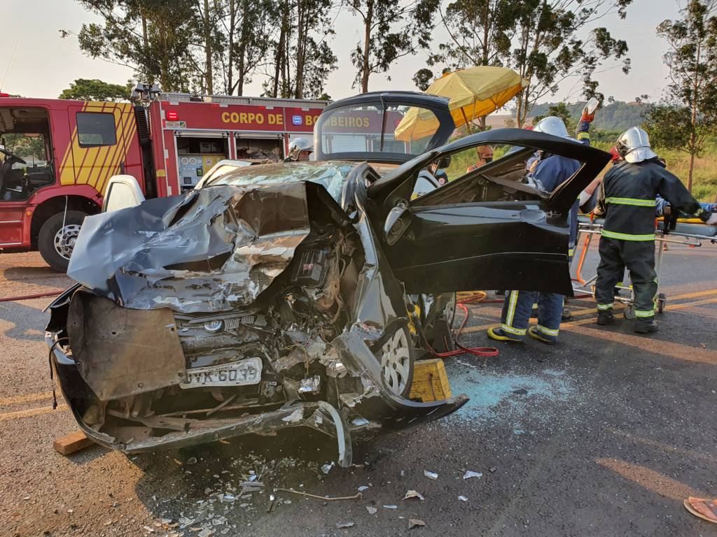 Maringaense bate de frente veículo em carreta na rodovia PR-323 e sobrevive