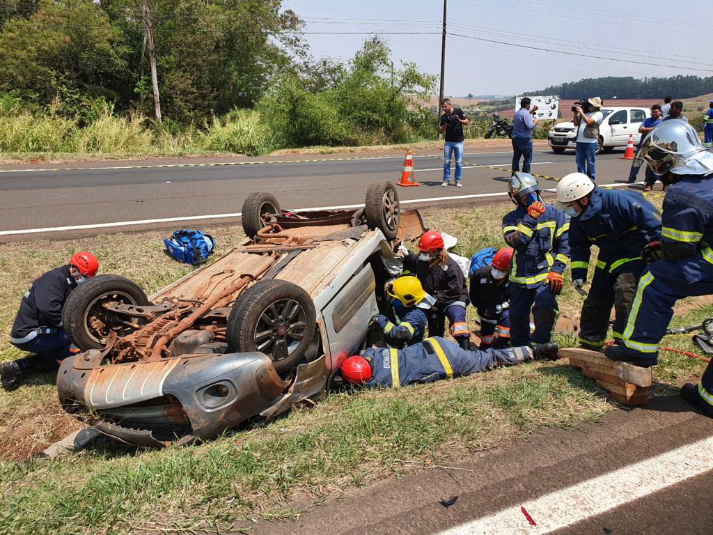 Três pessoas ficam feridas em capotamento na rodovia BR-376 em Maringá