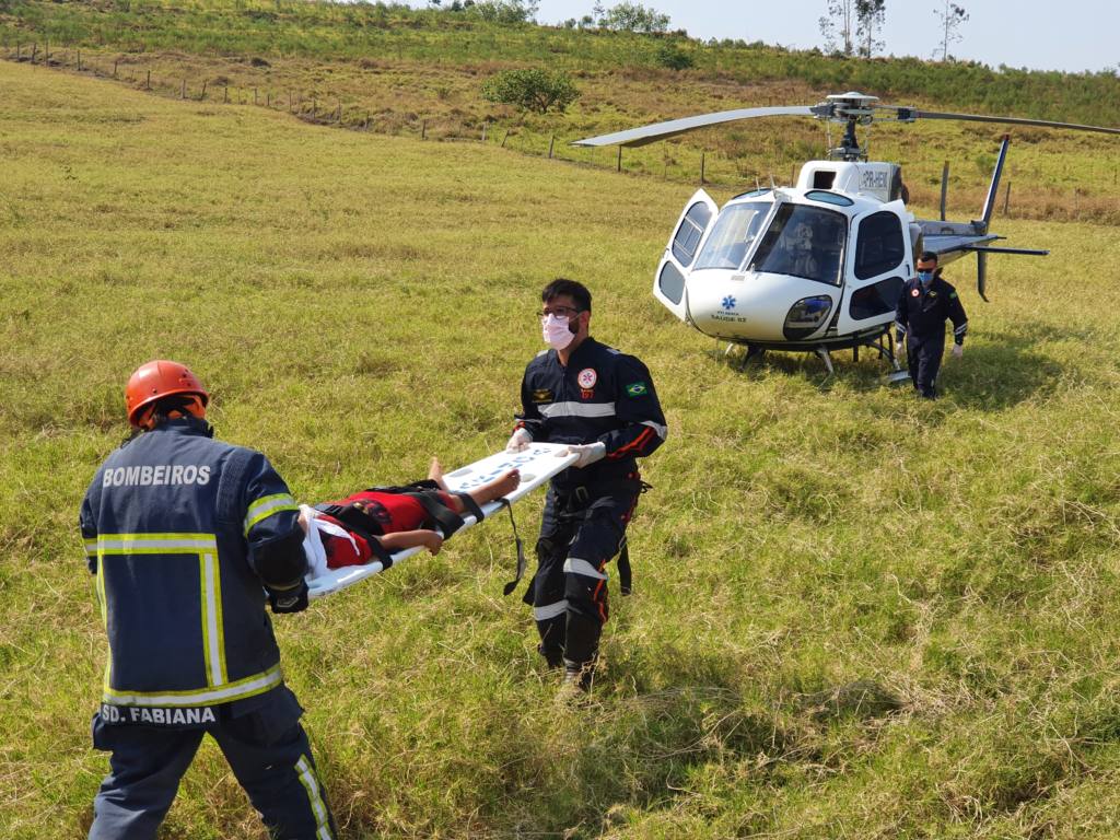 Duas crianças ficam feridas após veículo capotar em Mandaguaçu