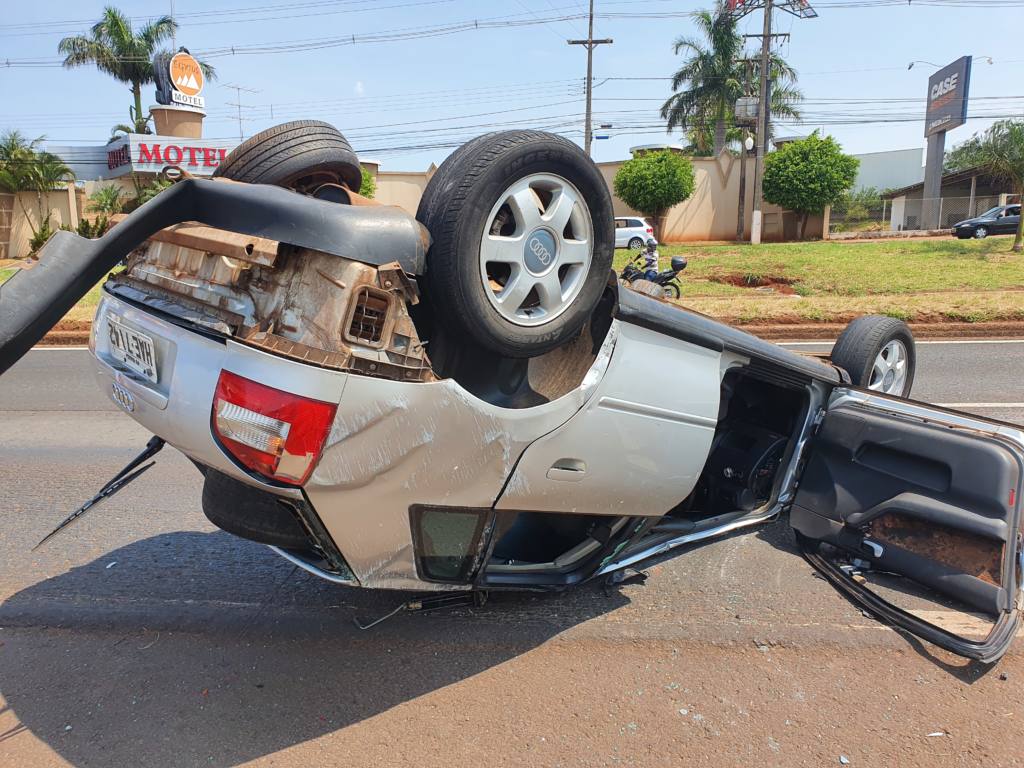 Motorista perde o controle de veículo e capota na rodovia 376 em Sarandi