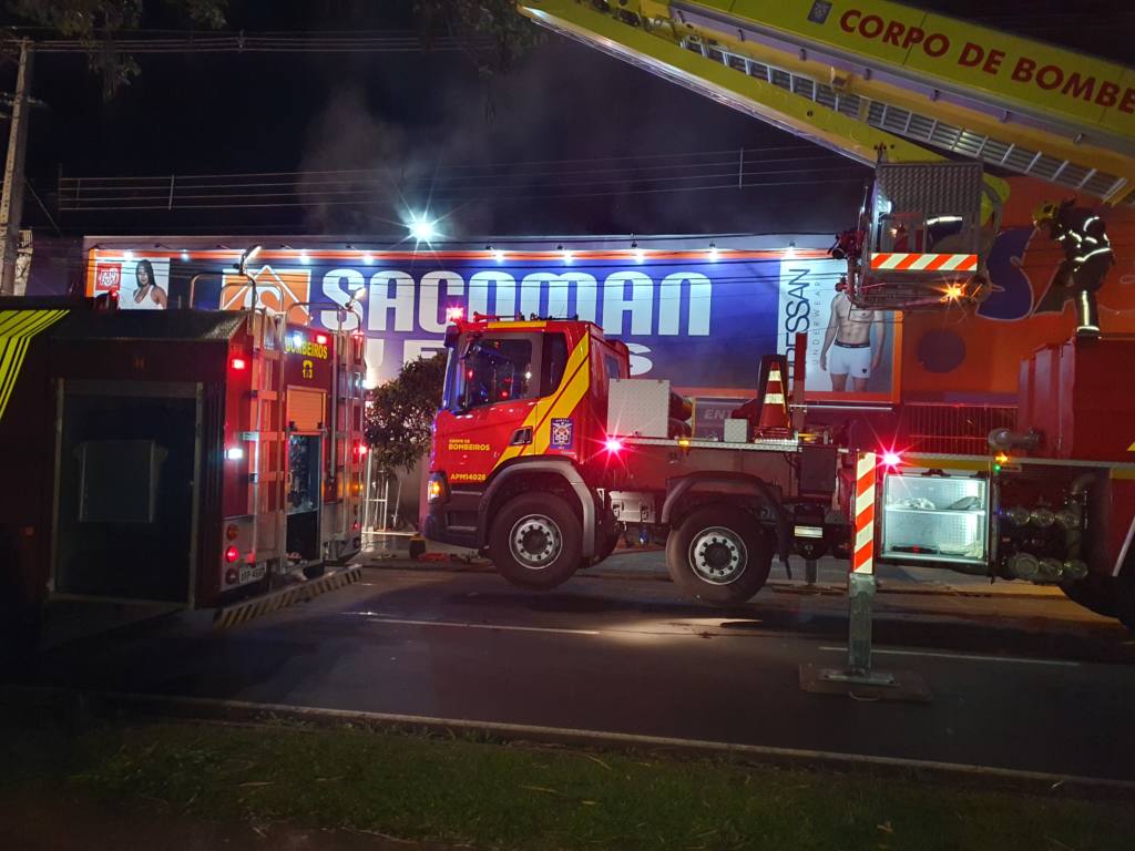 Incêndio na loja Sacoman Jeans mobiliza equipes do Corpo de Bombeiros