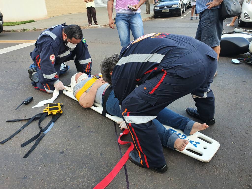 Mulher fica gravemente ferida em acidente na Avenida Alexandre Rasgulaeff