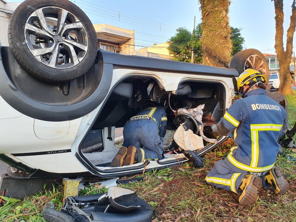 Pessoas ficam feridas em capotamento na zona 4 em Maringá