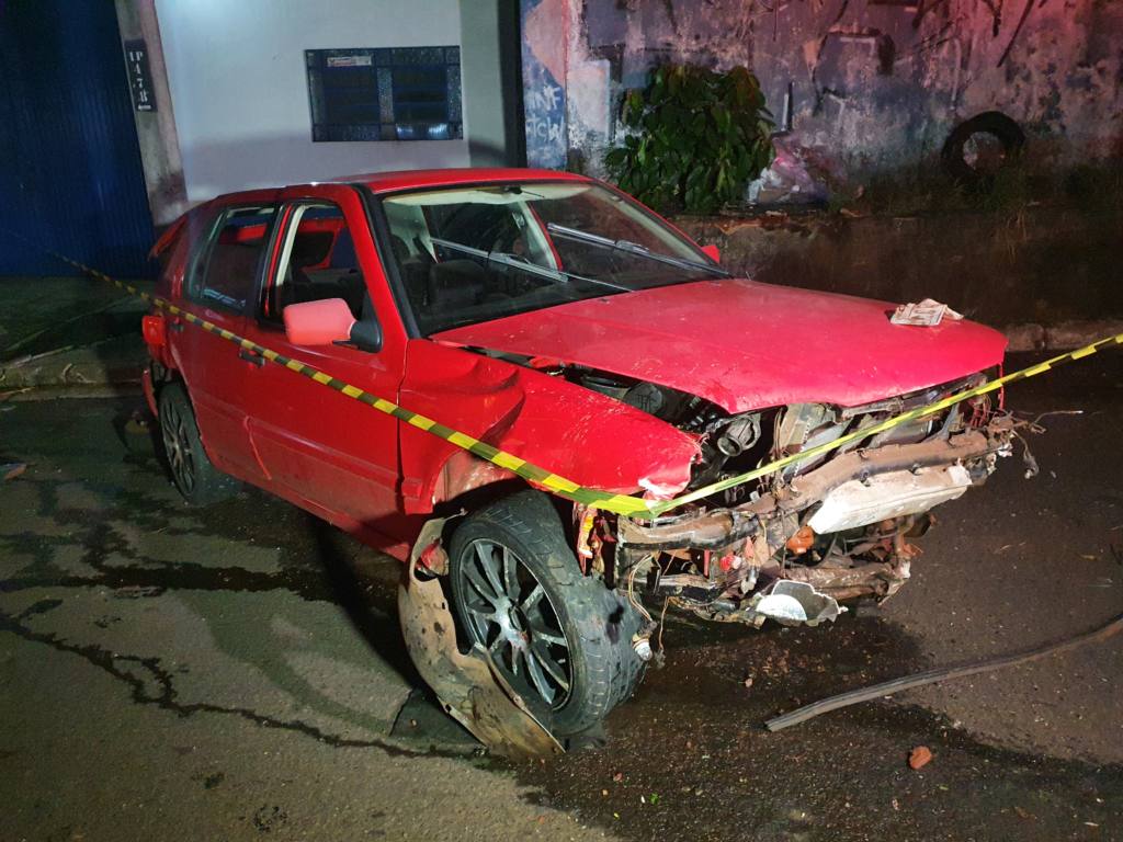 Carro capota por várias vezes na Avenida Colombo em Maringá