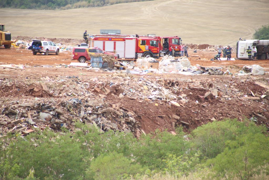 Trabalhador morre esmagado após carreta tombar em Maringá