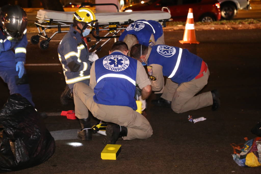 Andarilho é atropelado por moto na Avenida Colombo em Maringá