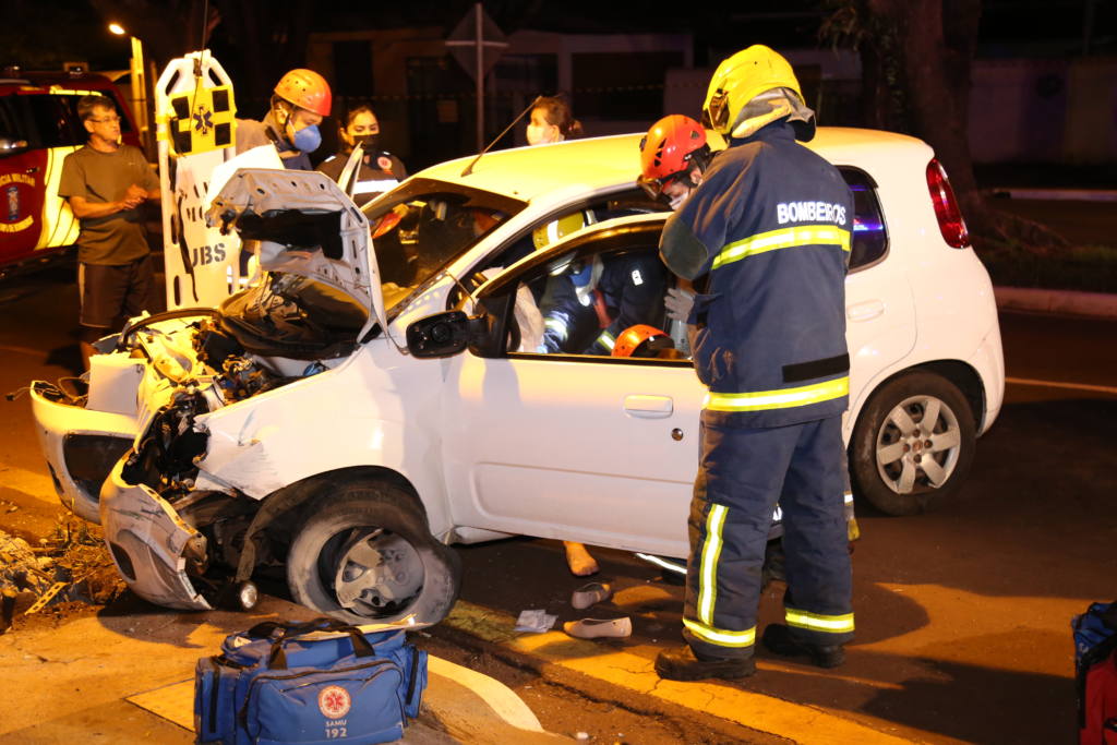 Mulher fica ferida ao bater carro contra poste