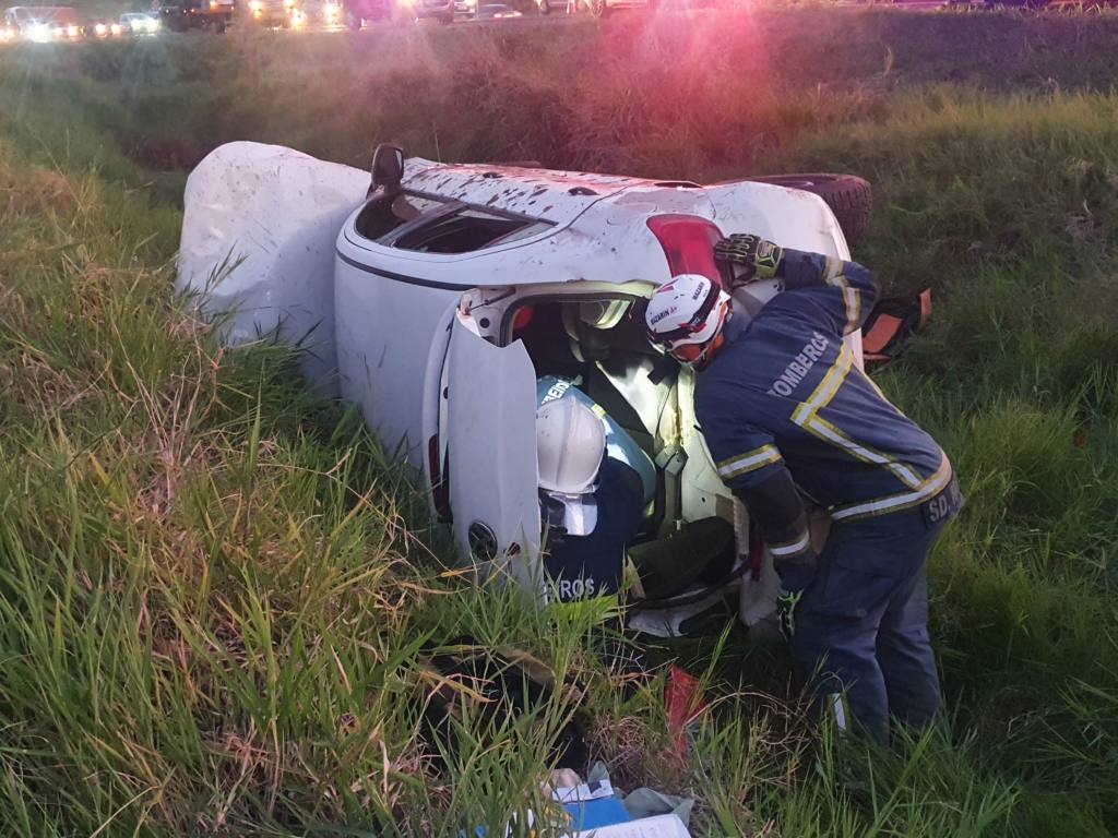 Motorista de Mandaguaçu capota veículo na rodovia BR-376