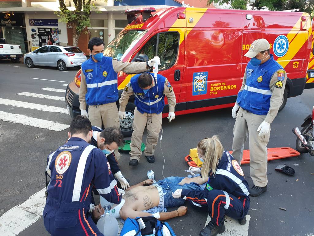 Motociclista que foi intubado após acidente no centro de Maringá deixa hospital