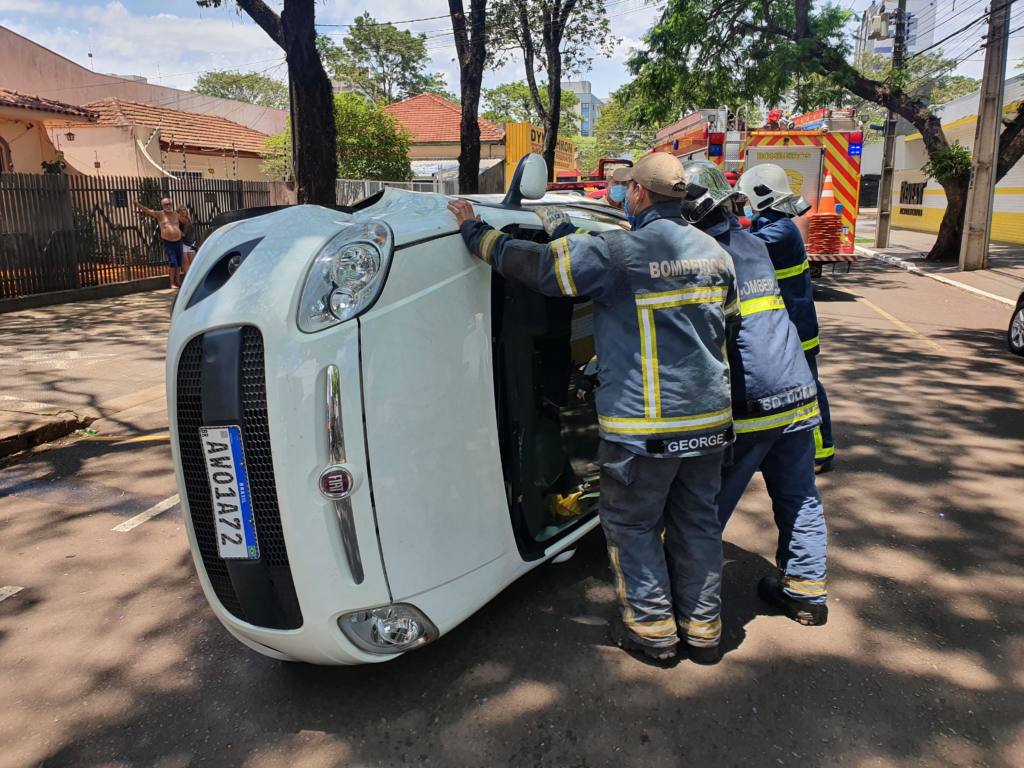 Motorista tomba veículo após colidir em carro estacionado