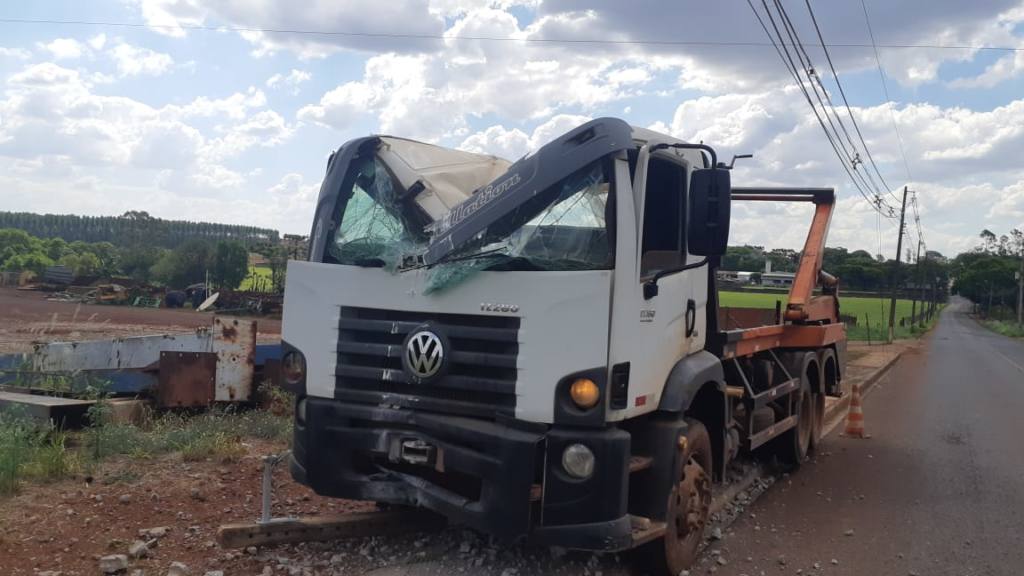 Motorista de caminhão fica ferido ao bater em poste