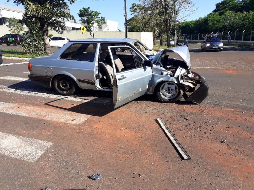 Quatro pessoas ficam feridas em acidente na Avenida das Palmeiras em Maringá