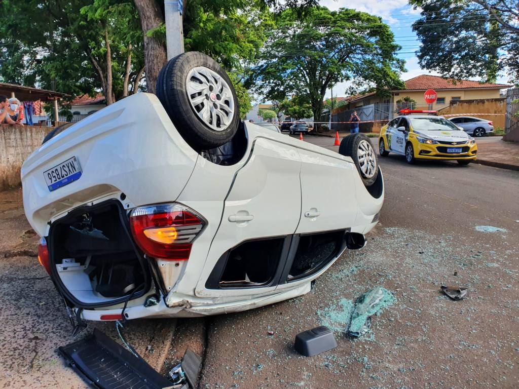 Carro capota e deixa três pessoas feridas no Jardim Quebec