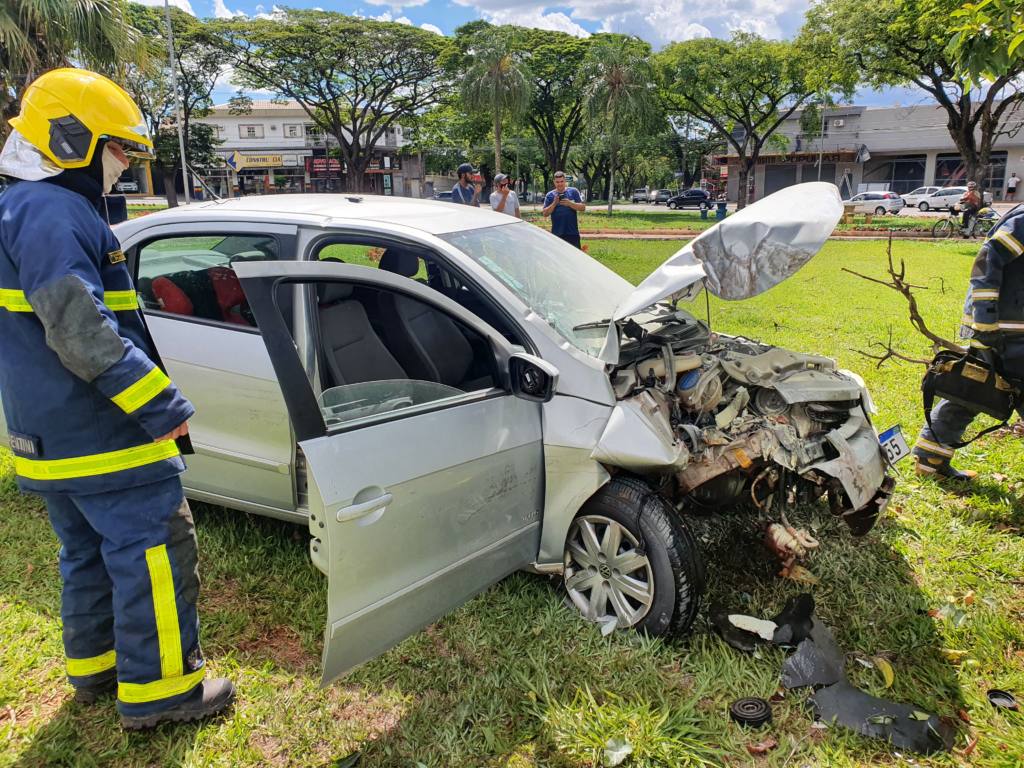 Carro pega fogo após colidir contra árvore em praça na Avenida Mandacaru