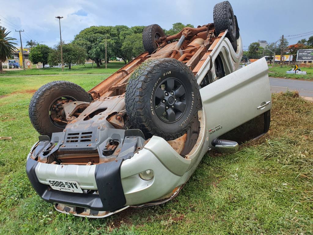 Mulher fica ferida após camionete capotar na rodovia PR-317 em Maringá