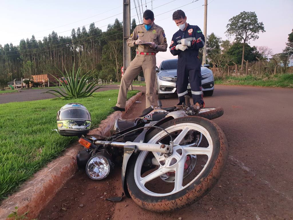 Motociclista fica ferido em acidente no pátio de triagem da Cocamar