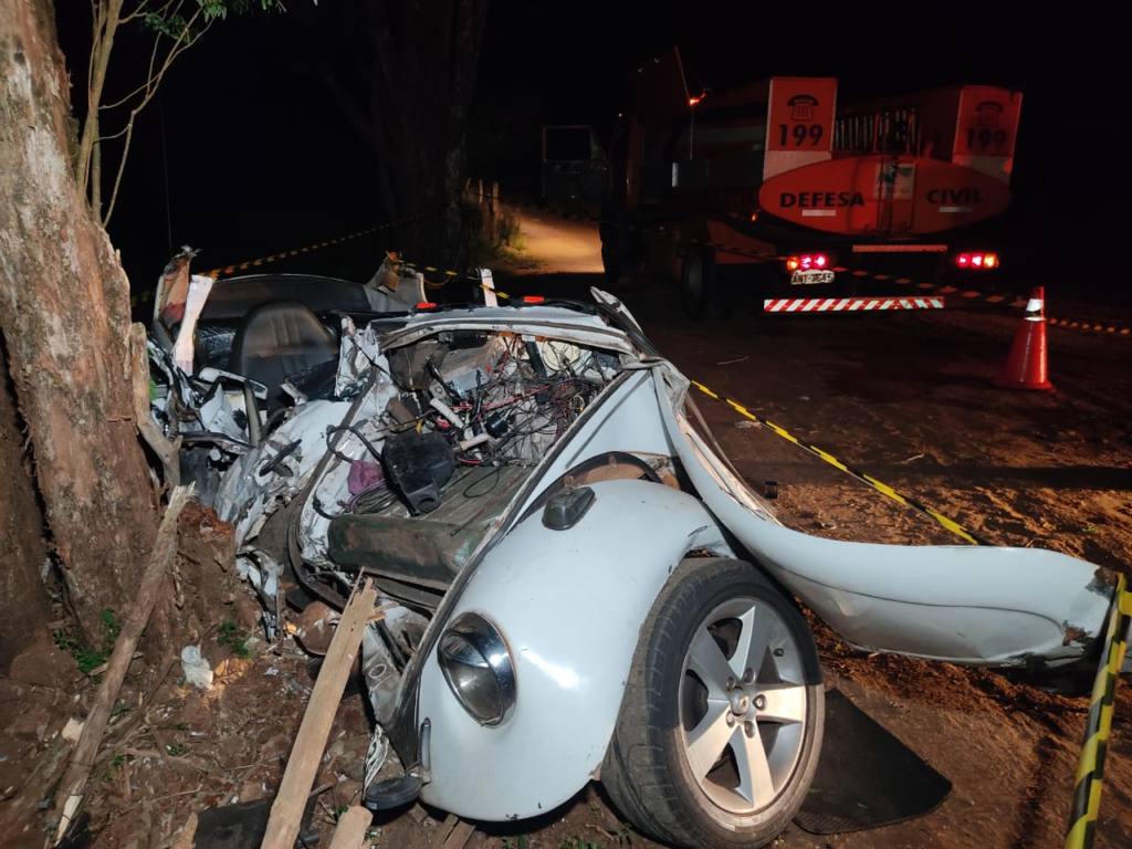 Passageiro morre após motorista bater Fusca contra árvore em estrada rural