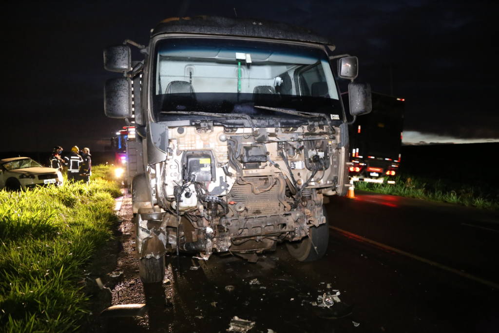 Idoso fica ferido após rodar na pista e bater contra caminhão na rodovia 317