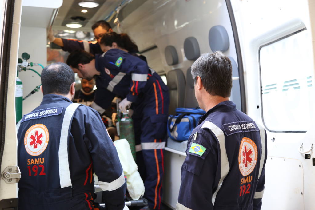 Homem de 40 anos é intubado após sofrer atropelamento na Avenida Brasil